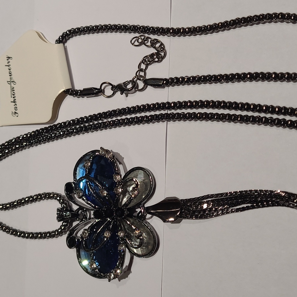 Lady's fashion necklace.